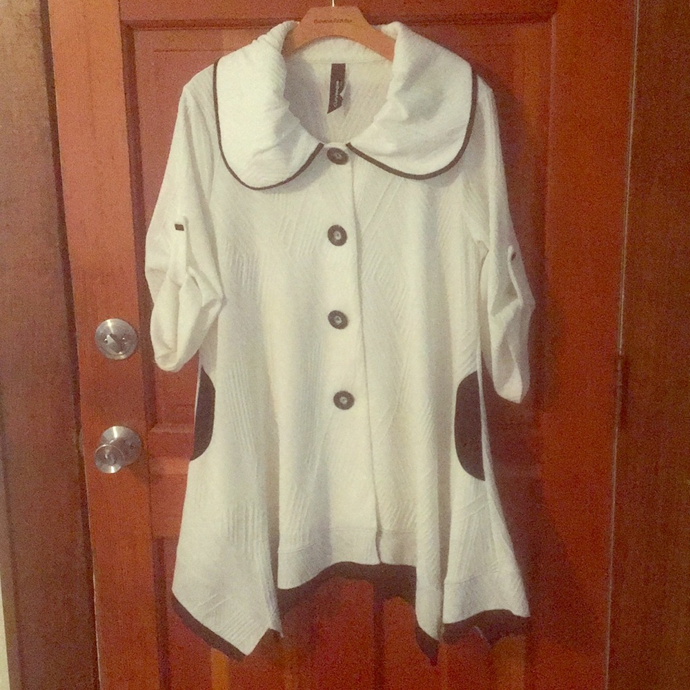 Curvesque Black and White Button-Up Blouse